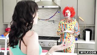 Клоун после праздника задерживается и трахает хозяйку