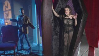 Трахает сексуальную телку вампира и кончает ей на лицо